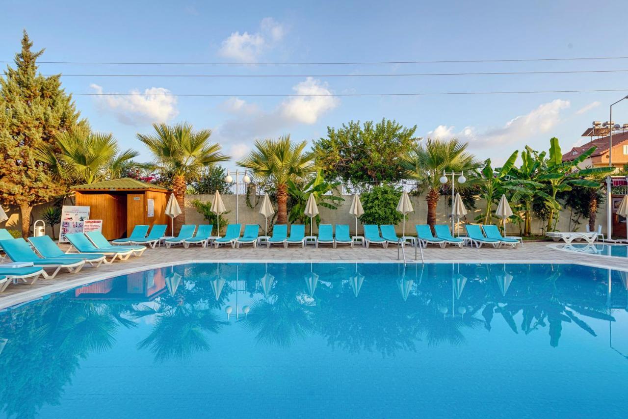 Risus Hotel Side Exterior photo