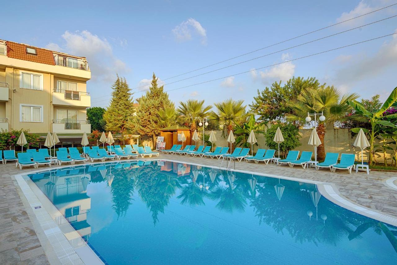 Risus Hotel Side Exterior photo