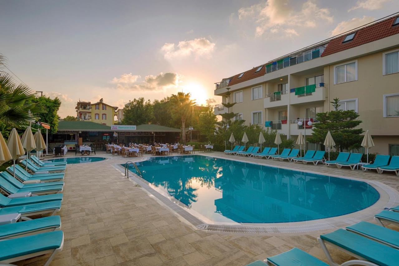 Risus Hotel Side Exterior photo