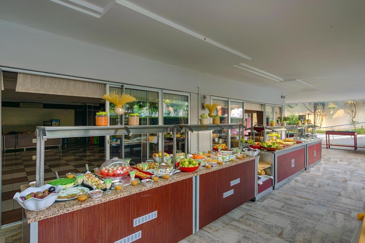 Risus Hotel Side Exterior photo