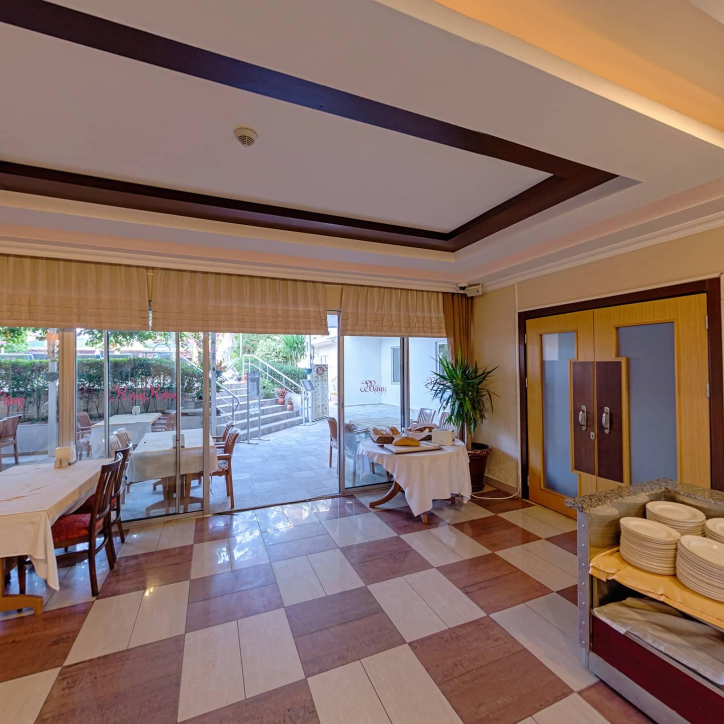 Risus Hotel Side Exterior photo