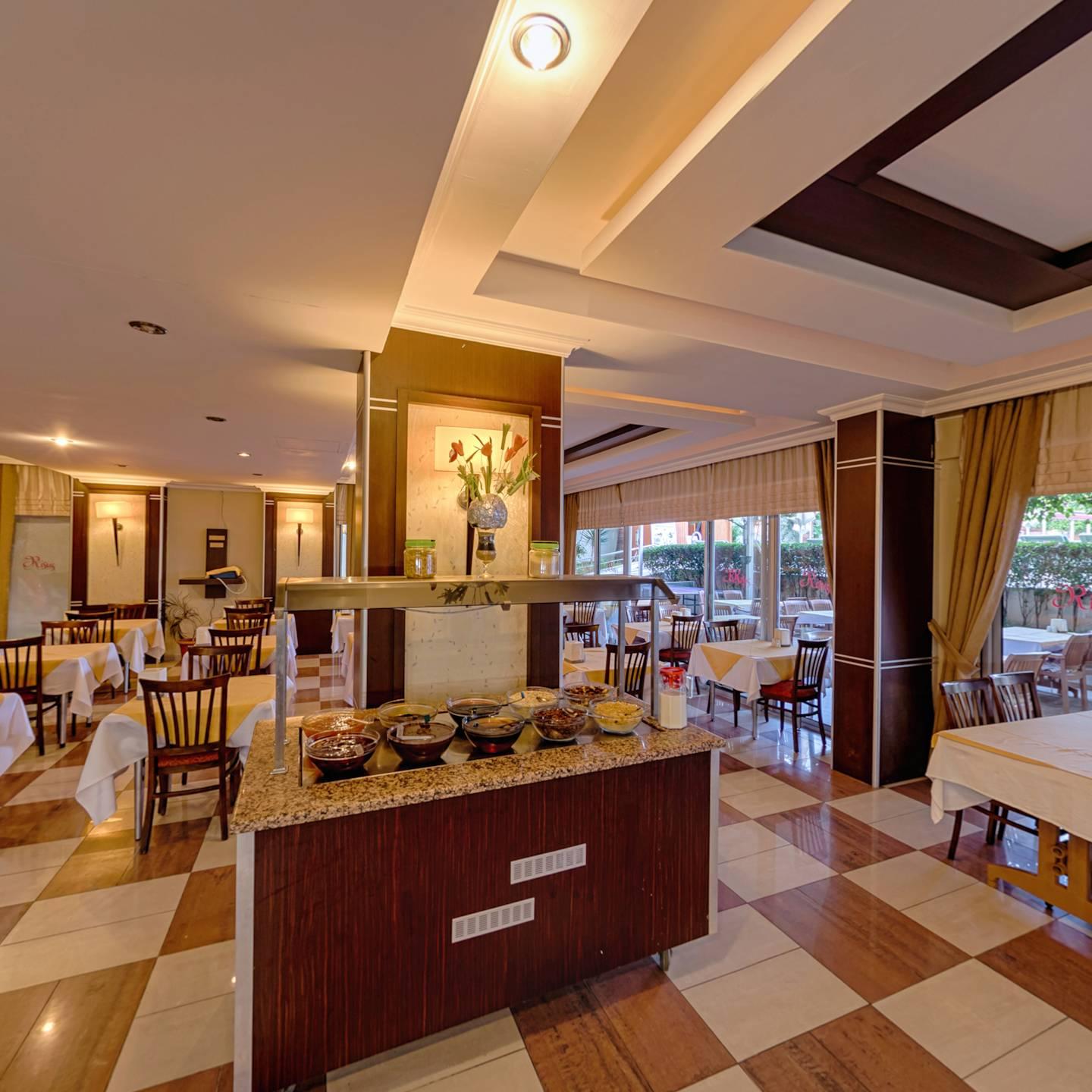 Risus Hotel Side Exterior photo