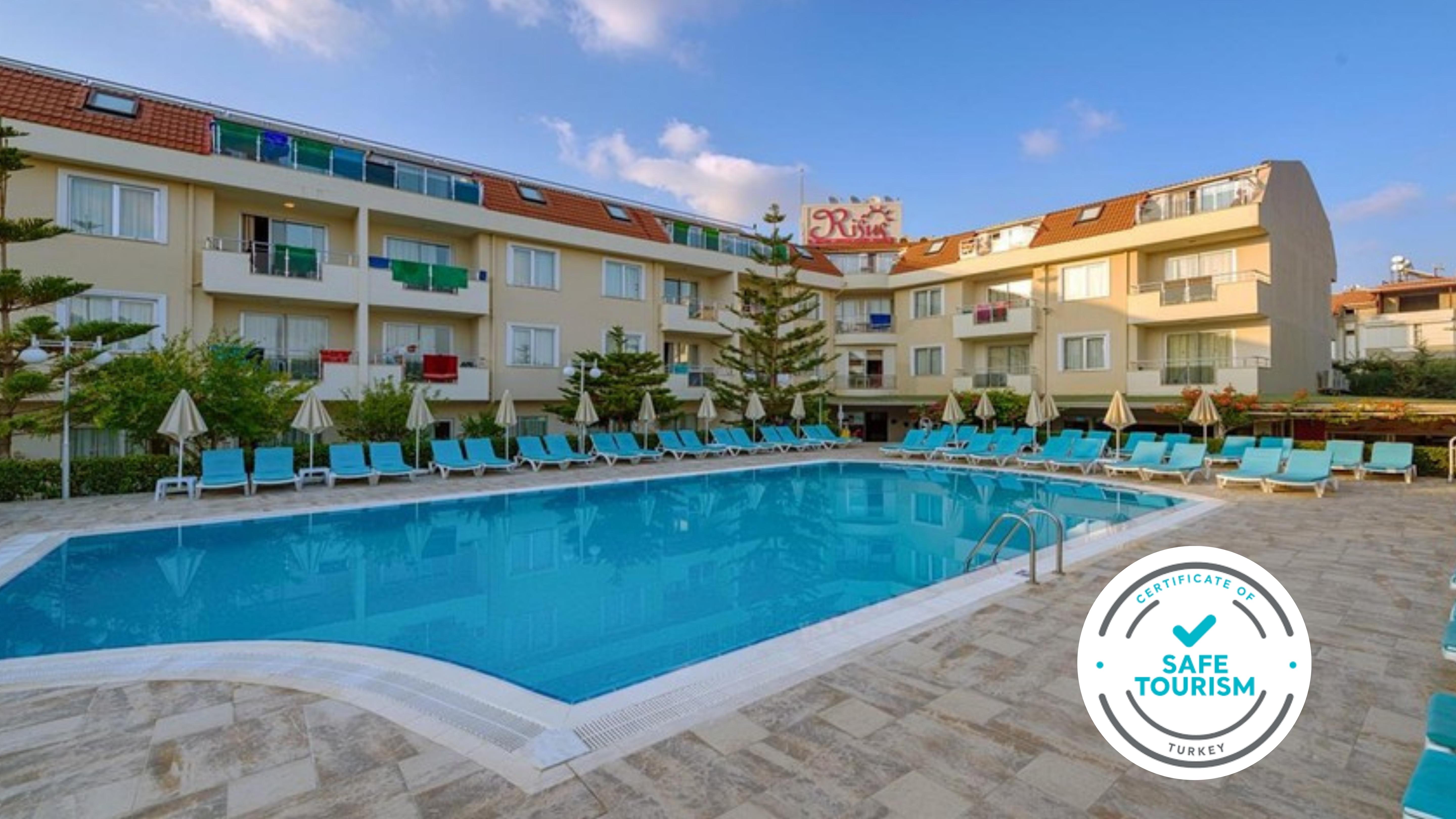 Risus Hotel Side Exterior photo